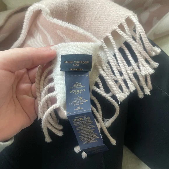 Louis Vuitton Soft Pink and White Monogram Scarf - Picture 6 of 7